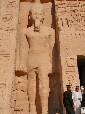 Tempel mit Touristen Foto 