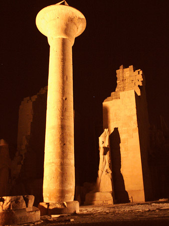 Karnak Tempel bei Nacht