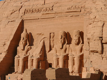 Kolosstatue König Ramses II Fotos