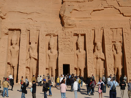 Foto Tempel mit Touristen - Abu Simbel