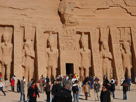 Tempel mit Touristen Foto 