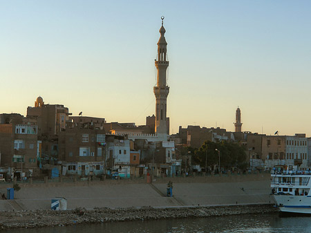 Stadt mit Moschee Fotos