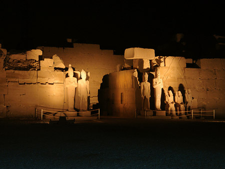 Karnak Tempel bei Nacht Fotos