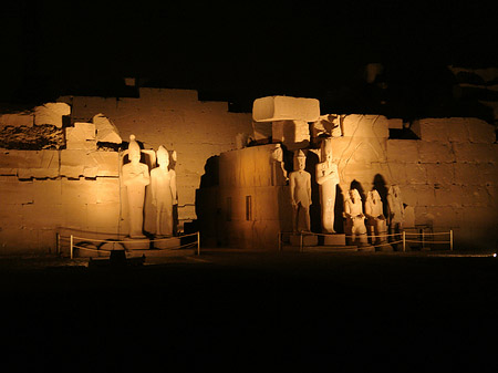 Karnak Tempel bei Nacht Fotos