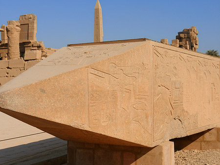 Umgekippter Obelisk Foto 