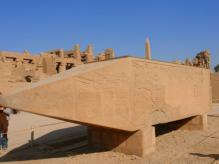 Fotos Umgekippter Obelisk