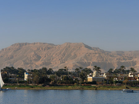 Foto Berg vom Schiff aus - Luxor