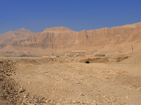 Eingang zum Tempel mit Berg Foto 