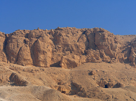 Eingang zum Tempel mit Berg