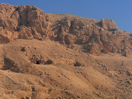 Eingang zum Tempel mit Berg Foto 