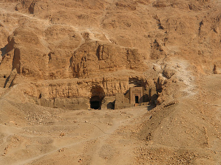 Eingang zum Tempel mit Berg Foto 