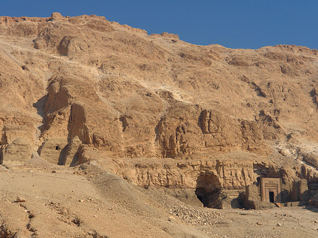 Foto Eingang zum Tempel mit Berg