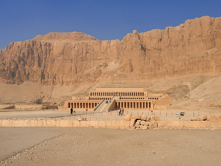 Fotos Eingang zum Tempel mit Berg