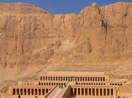 Eingang zum Tempel mit Berg Foto 