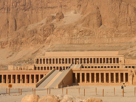 Foto Eingang zum Tempel mit Berg