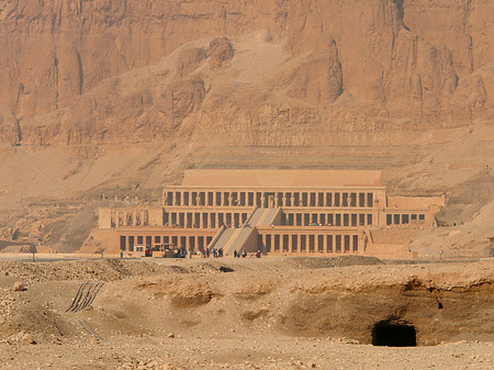 Eingang zum Tempel mit Berg Fotos