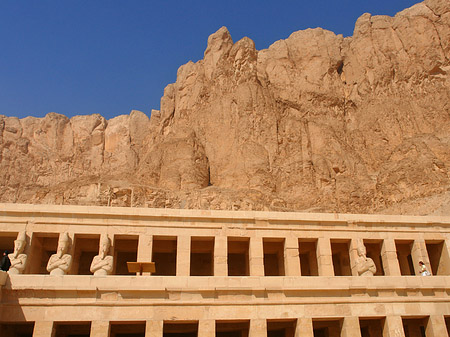 Foto Eingang zum Tempel mit Berg - 