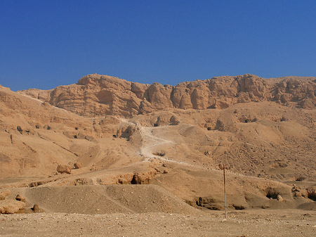 Foto Eingang zum Tempel mit Berg